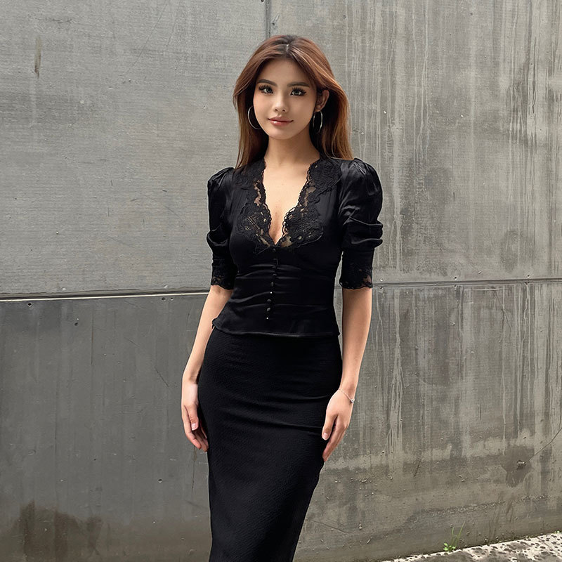 In stock Sex and City hot girl deep V-neck lace stitching black short-sleeved shirt Women's Spring tight shirt fashion