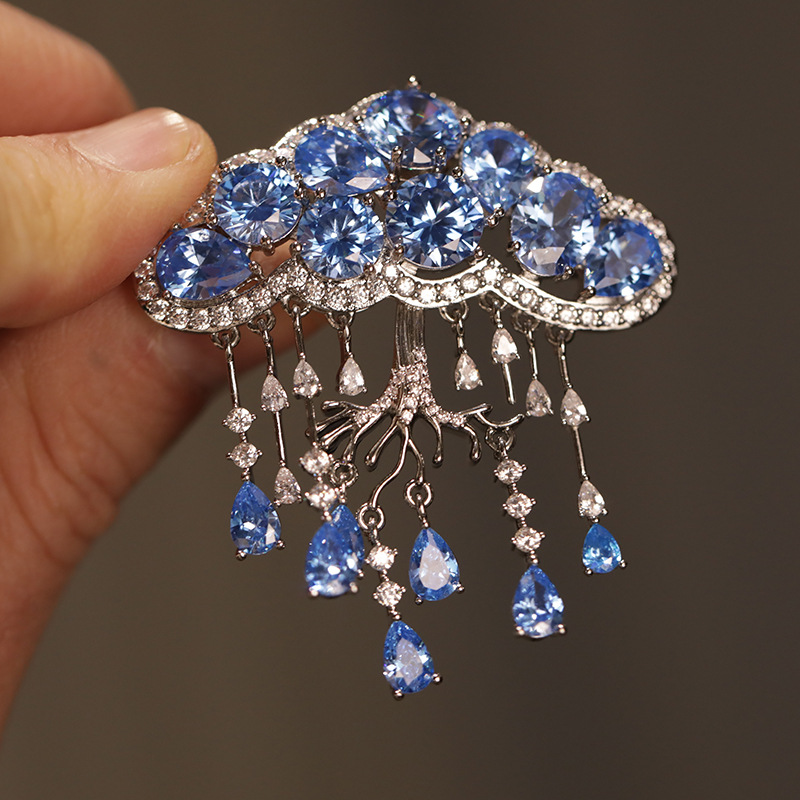 Dili Snow Premium Custom Tassel Water Drop Cloud Brooch Pendant Costume Performance Artwork Corsage Decoration