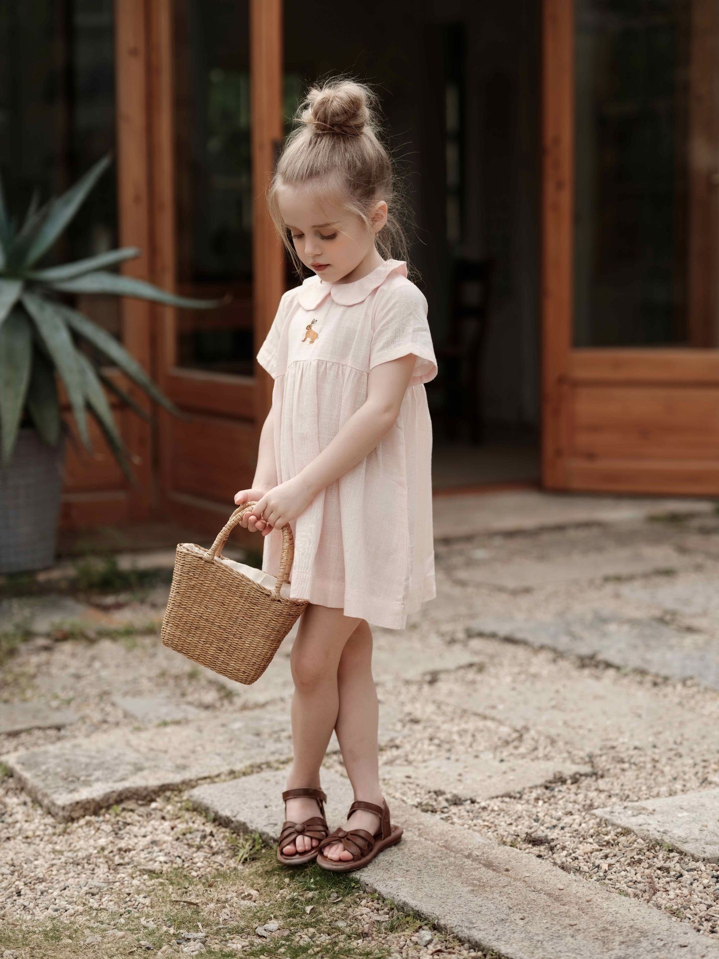 Vestido niña de algodón y lino bordado a mano con cuello_voghion.com