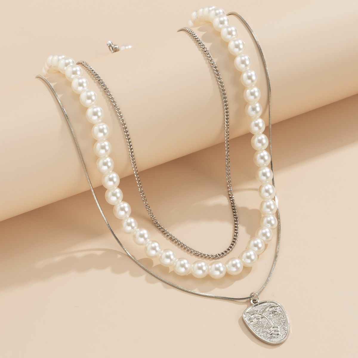 Collier avec pendentif en forme d'étoile en perles et perles artificielles de style métal_voghion.com