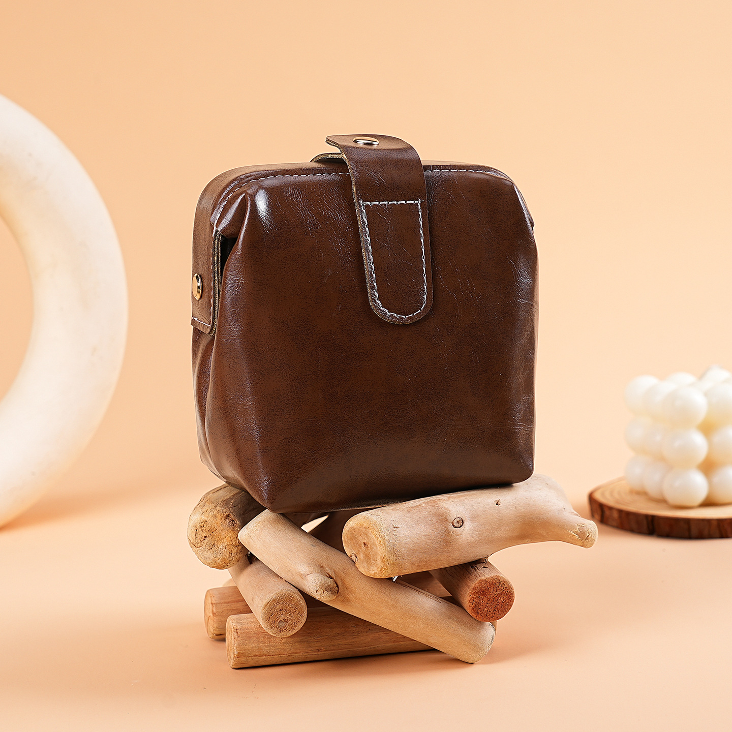 Bolsas de maquillaje hechas a mano originales de cuero suave, nicho de alto nivel, bolsas de mano para jugar bolsas de almacenamiento retro, bolsas de viaje para mujeres.