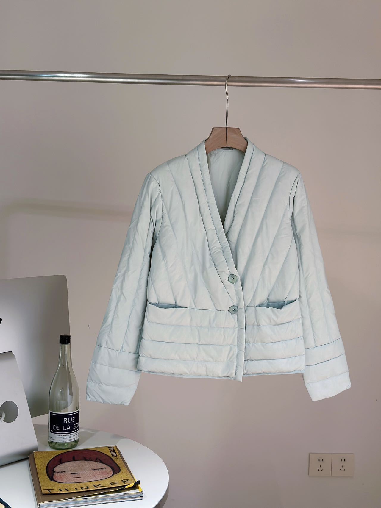 Transfronterizo Tik Tok chaqueta de plumón blanca para mujeres corto y ligero revestimiento coreano caliente cuello en V chaqueta casual