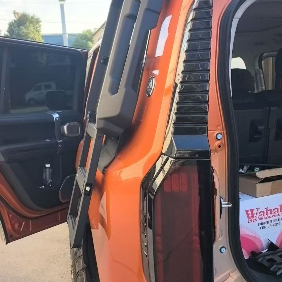 Chery Jetour Zongheng G700 is equipped with a foldable climbing ladder, a fixed climbing ladder, and side armor, designed specifically for the vehicle, with non-destructive installation