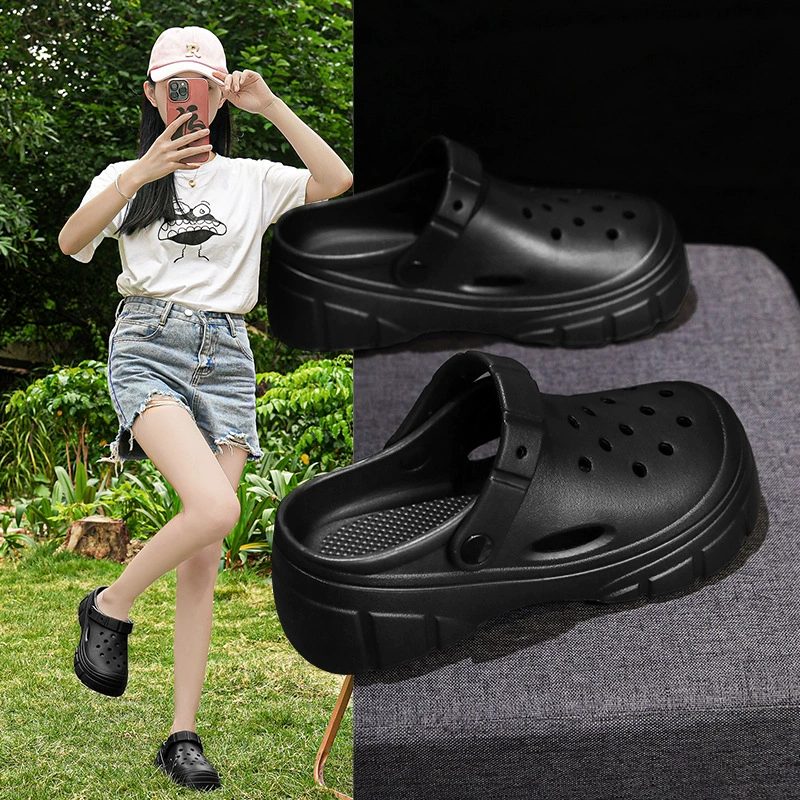 Женские пещерные туфли носят легкую красную сетку