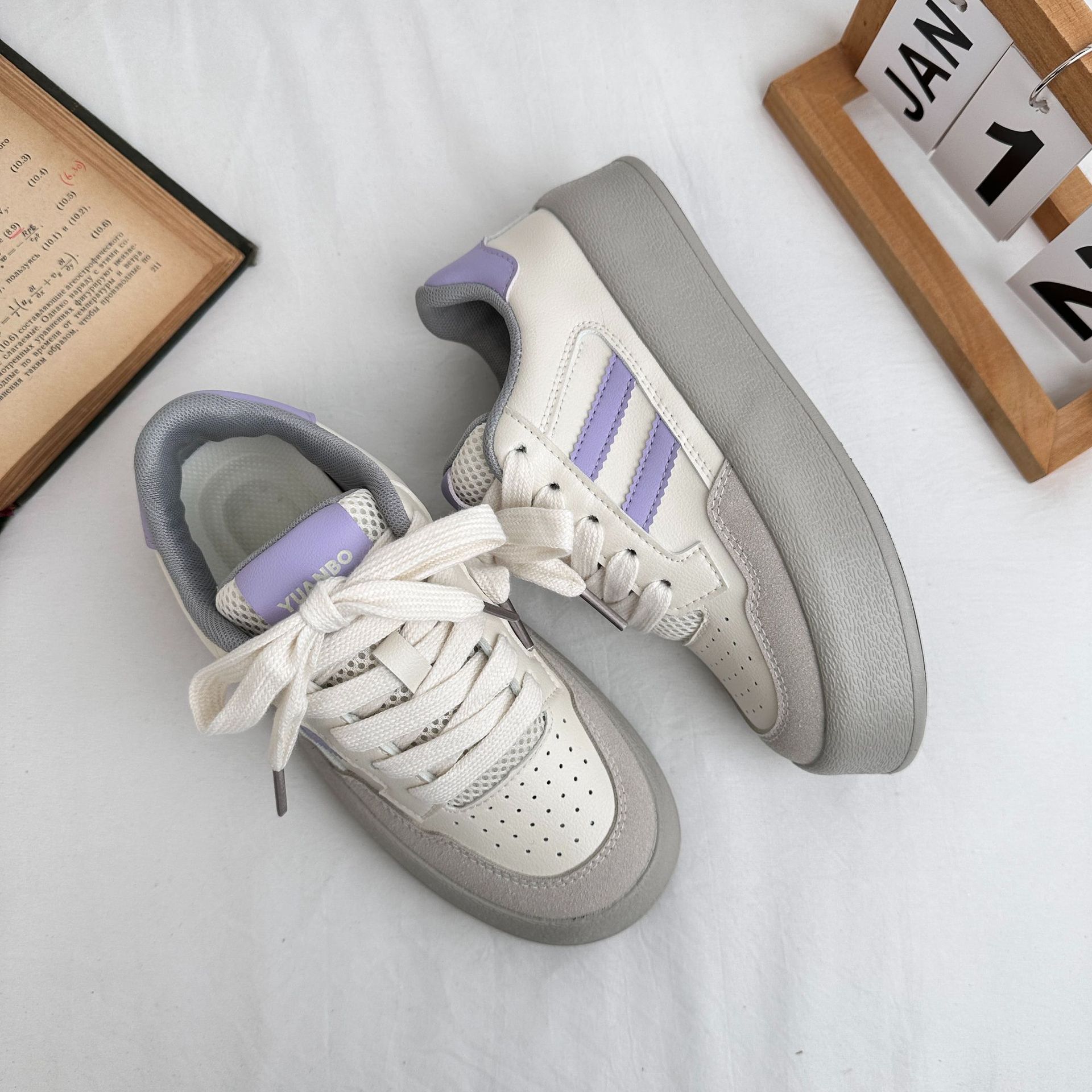 Zapatillas de todo fósforo de suela gruesa de onda lejana para estudiantes versión coreana de zapatos blancos Harajuku 2025 primavera nueva tendencia zapatos de lona en nombre del cabello