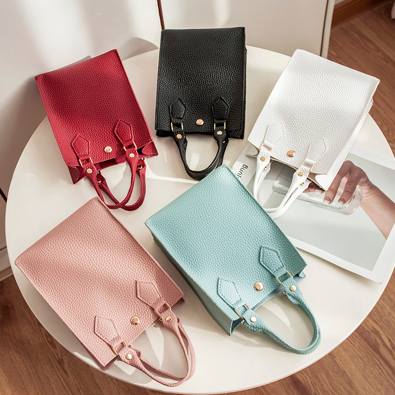 A generation of fat 2020 winter Korean Edition Litchi bucket rivet Mobile phone bag One shoulder Diagonal portable Simplicity Female bag