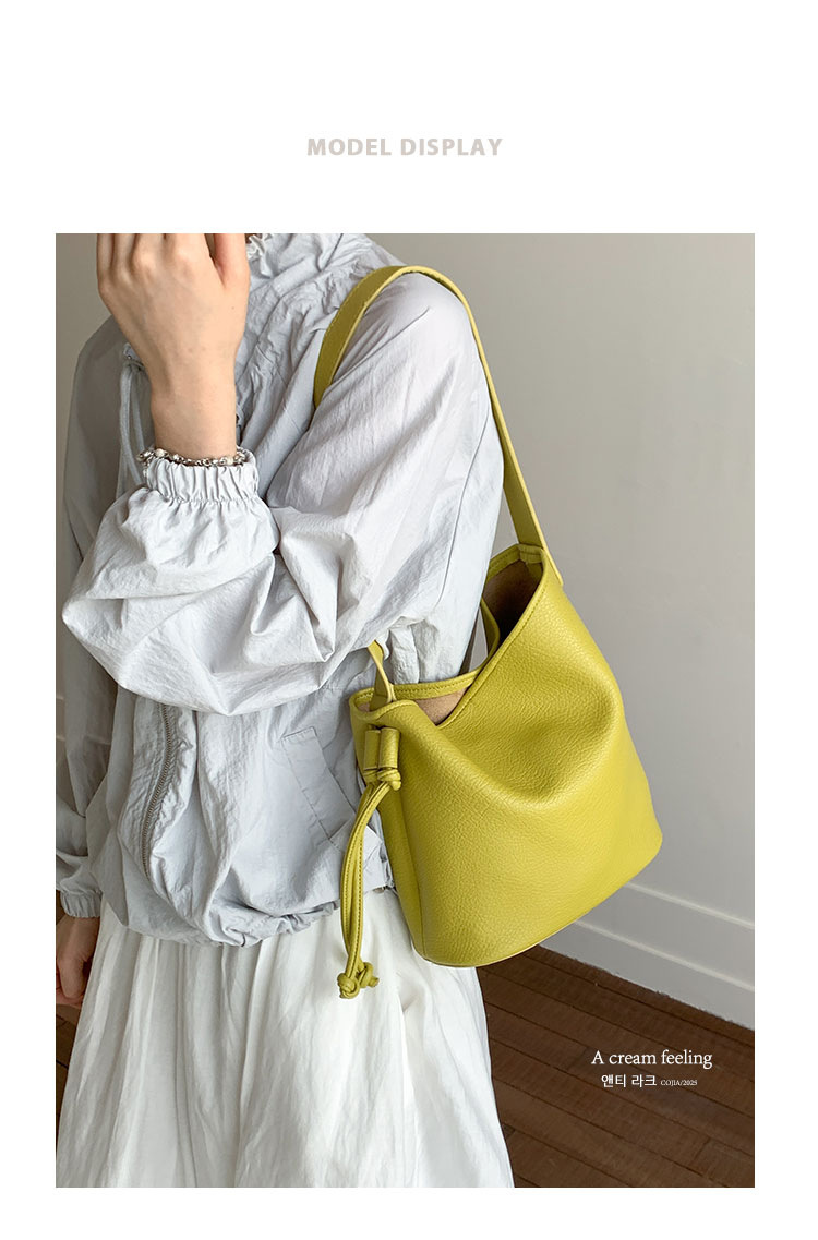 Fashionable and simple commuter small bag for women 2025 new summer versatile single-shoulder underarm bag, popular crossbody bucket bag full figure