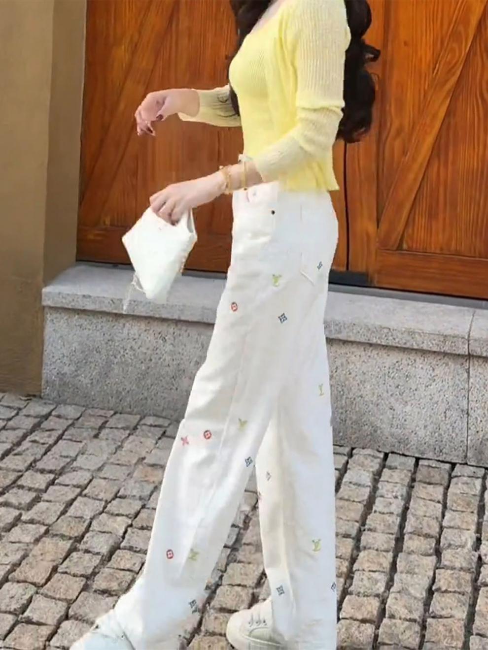Vita jeans med hög midja och vida ben med broderat mönster_voghion.com