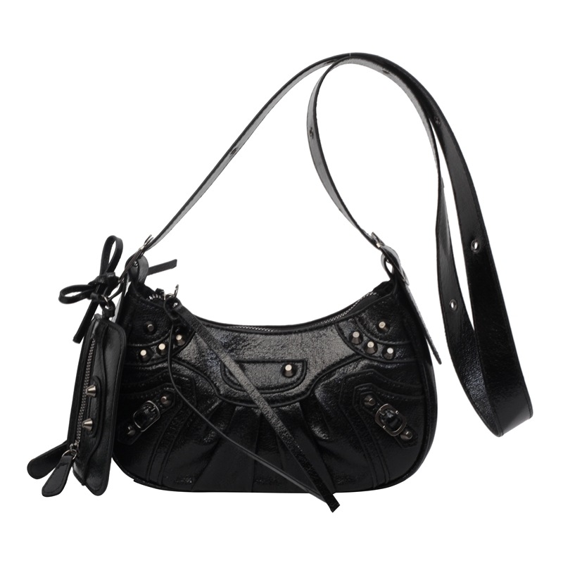 Bolso nuevo para la axila para mujer 2024 transfronterizo, plisado, media luna, bolso de hombro para mujer, remaches retro europeos/americanos, bolso de motero con estilo occidental image 6