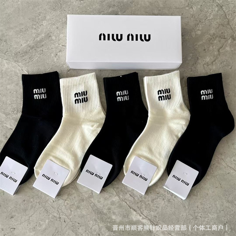 新製品 miumiu 綿靴下箱入り 5 足ミッドチューブレディースソックス水玉文字トレンディソックスシンプルでファッショナブルな外国貿易靴下|undefined