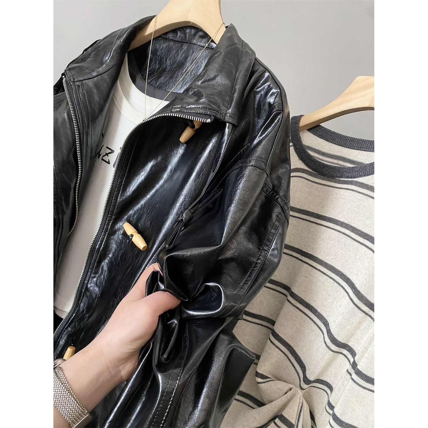 Zedejiayi Nordic cool girl~Retro motorcycle style glossy horn buckle collar silhouette jacket leather jacket