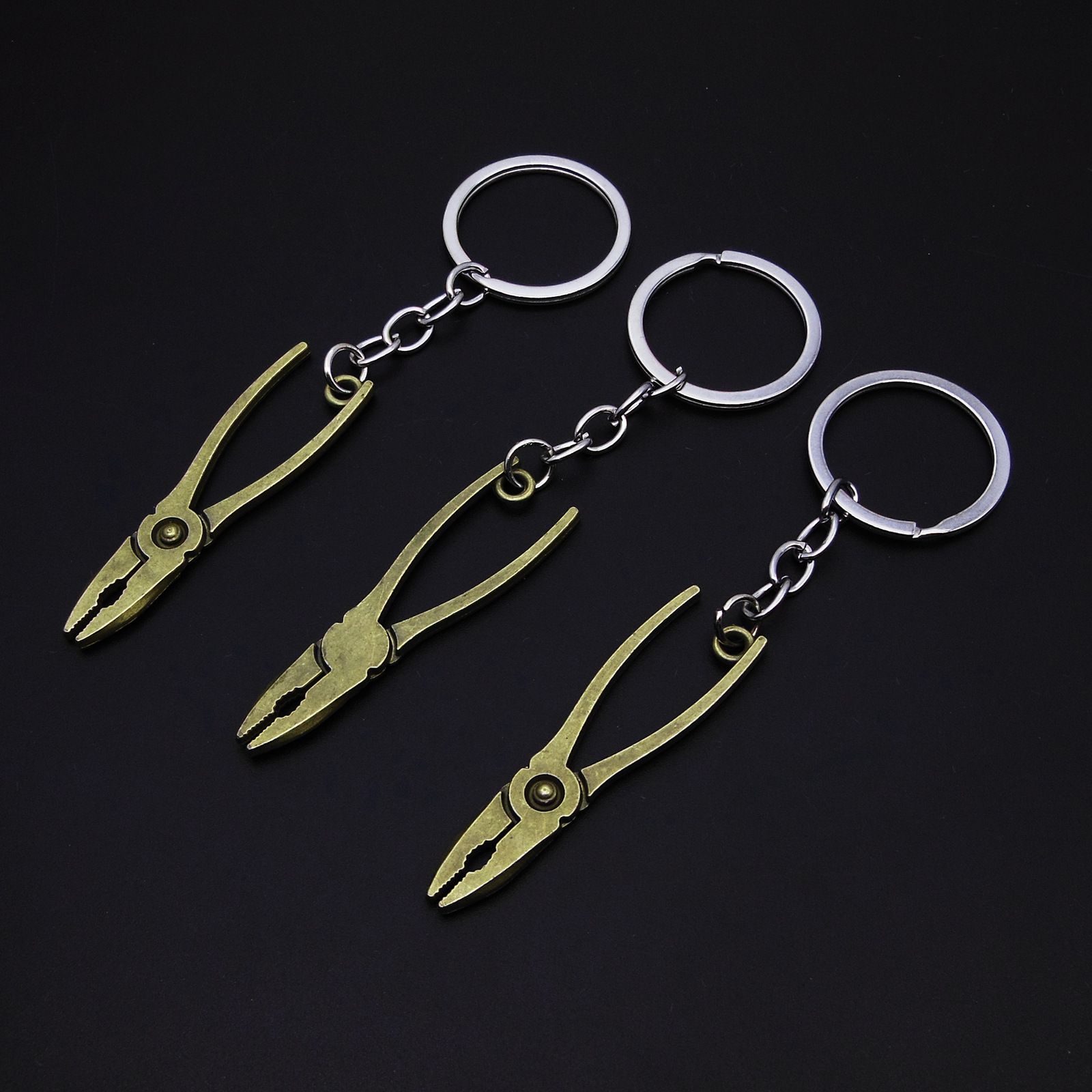 Herramienta de simulación transfronteriza llavero llave de metal creativo destornillador martillo llavero colgante coche pequeño regalo