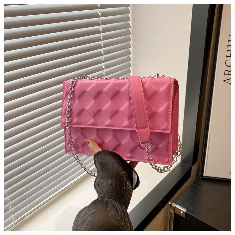 The 2024 autumn new embossed diamond-shaped single-shoulder crossbody bag with a chain design is a niche, fashionable, simple and retro small square bag undefined