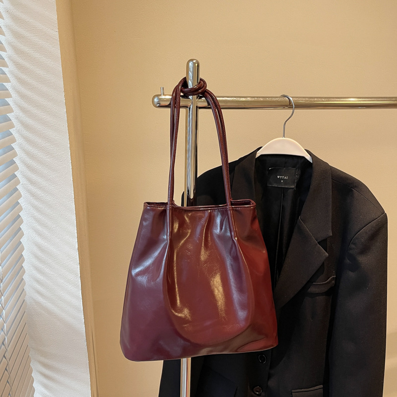 Bolso de hombro simple de diseño de nicho coreano para damas 2024 invierno nuevo bolso de moda de gran capacidad retro