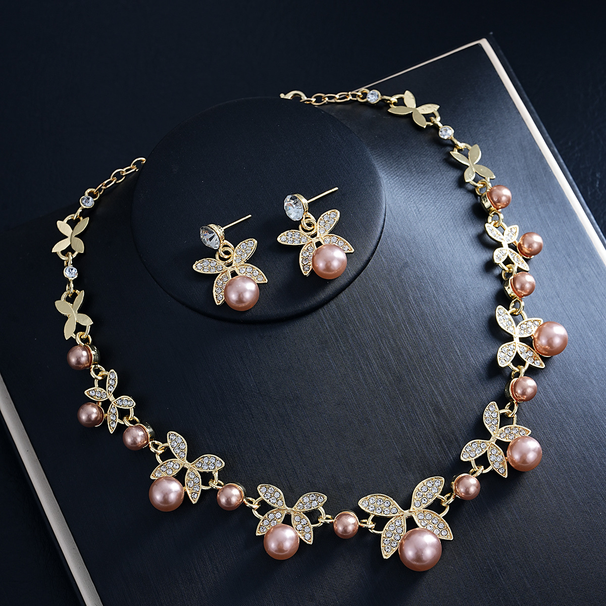 Ensemble collier et boucles d'oreilles deux pièces, collection 2026, tendance transfrontalière, orné de perles et de motifs en forme de feuille. Un bijou de luxe léger et raffiné pour femme._voghion.com