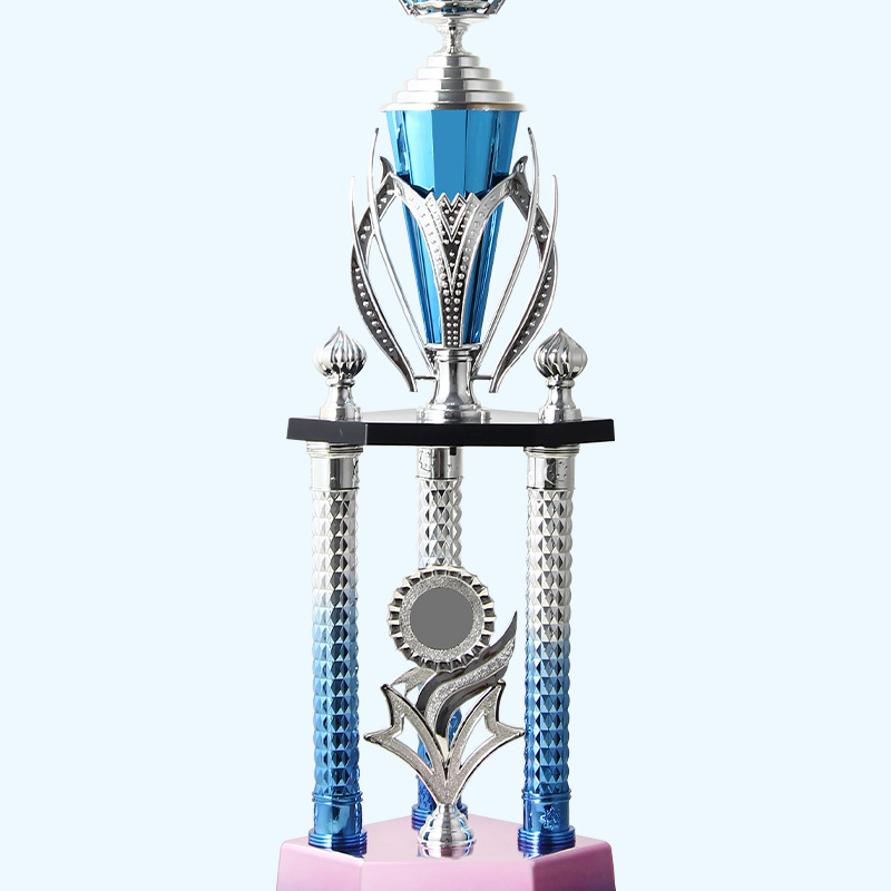 Trofeos de color de plástico de cuatro columnas competencia de talento equilibrio coche trofeo infantil fábrica mayorista directo paloma de artes marciales