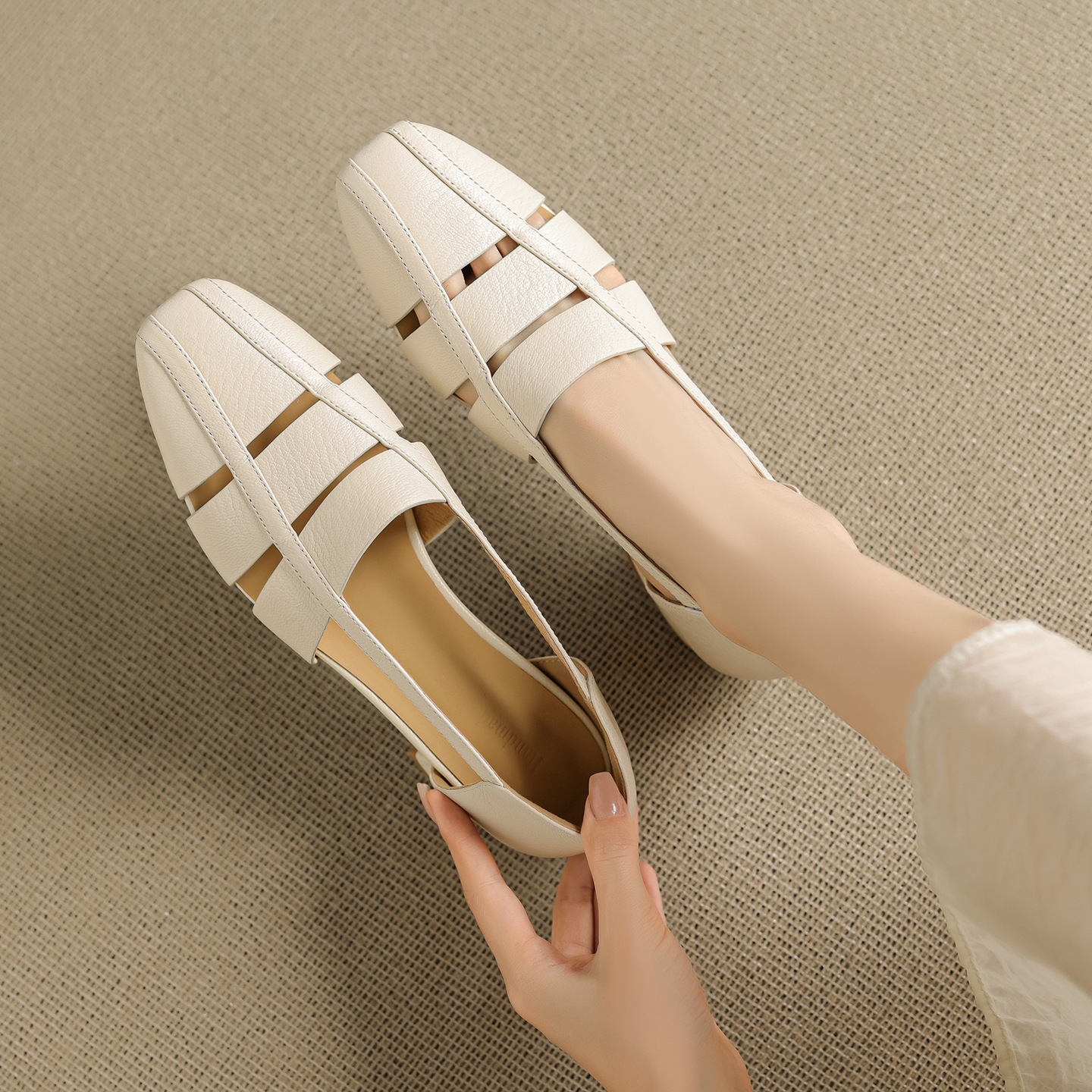 Dép sandal nữ bao đầu rỗng gót thấp 3 cm, mũi tròn kiểu dệt, phong cách đơn giản đi làm — đen