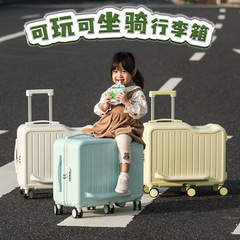 新型の子供の自転車に乗ると22インチのスーツケースに乗ることができます。
