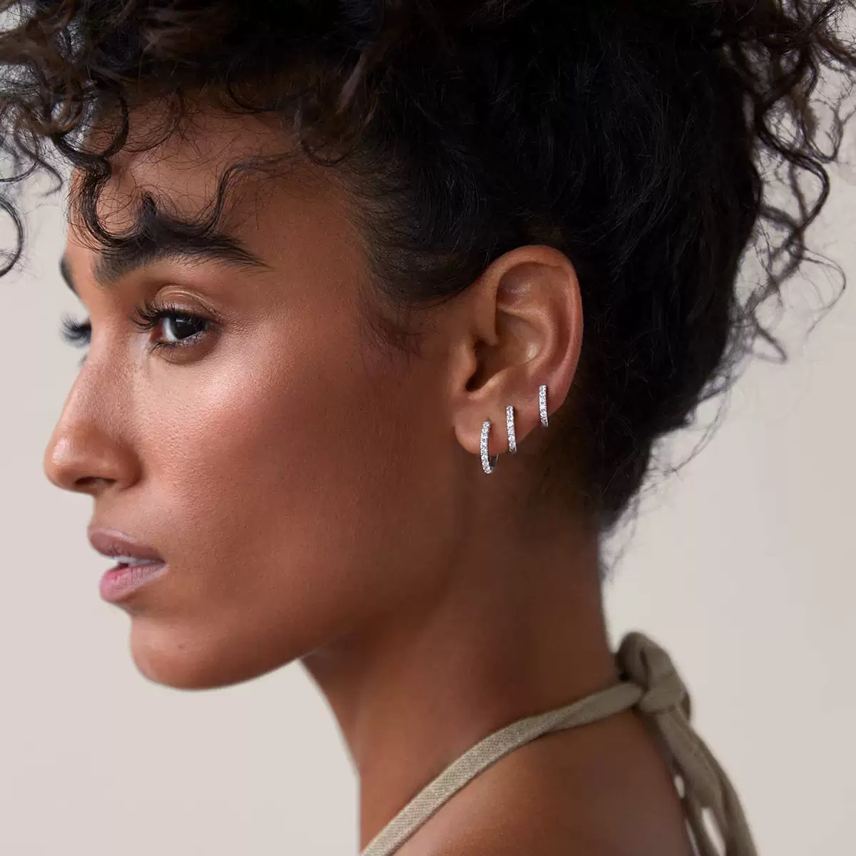 Nicho de moda transfronteriza sensación de diseño de cobre chapado en oro real perfiles redondos de alta calidad sensación de lujo ligero pendientes de mujer venta directa