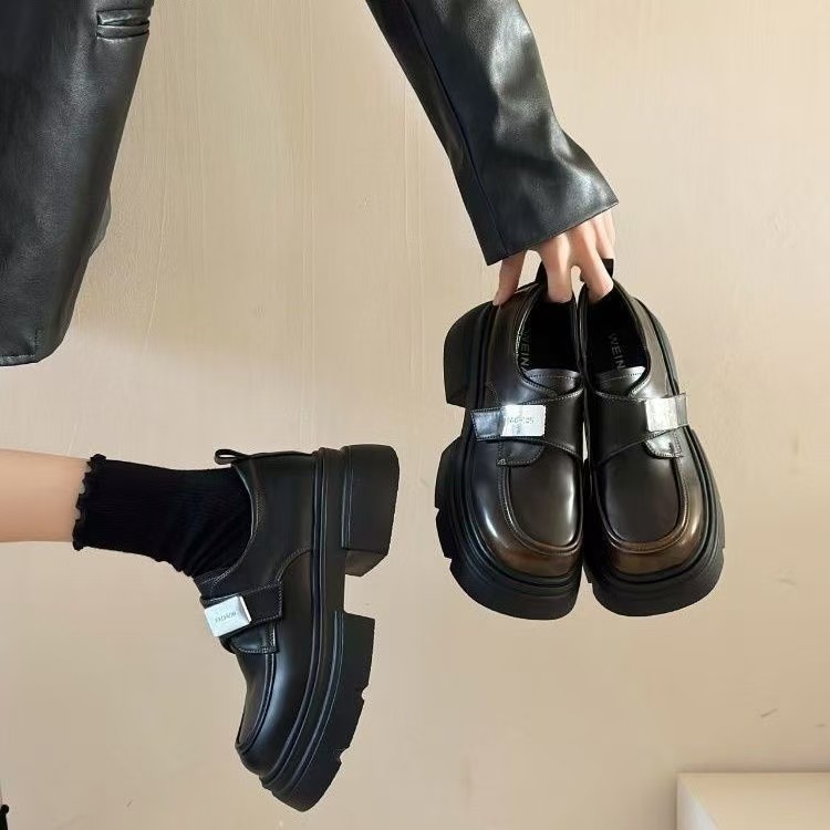 Zapatos de cuero pequeños de estilo británico para mujer otoño 2025 nuevo estilo primavera y otoño retro todo-fósforo con falda de fondo grueso Love zapatos individuales