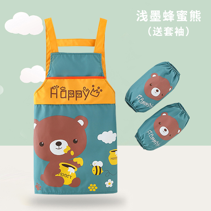子供のエプロンの絵のカバーの服の男の子の赤ちゃんは食事をします。|undefined