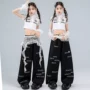 女孩街舞走秀露脐表演服