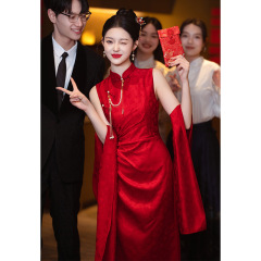 新しい中国式の朝の服の女性の新婦の袖なしのチャイナドレスの敬酒服の赤い婚約のドレスのスカートの夏の結婚の私服は閣下の宴を出します。
