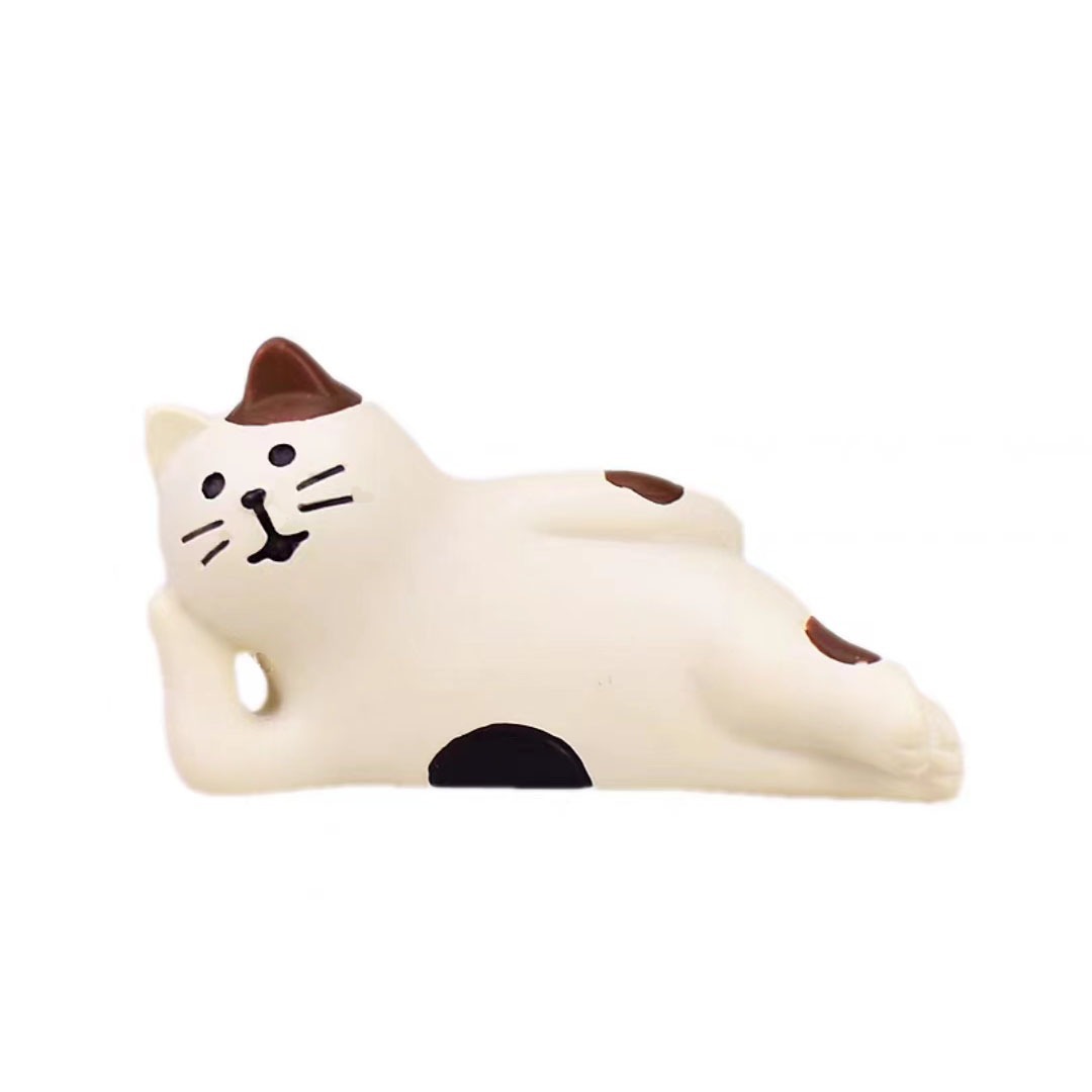 잠자는 삼색고양이