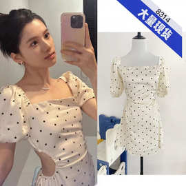 明星张婧仪沈月同款米白色方领波点连衣裙法式收腰露背短裙子女夏