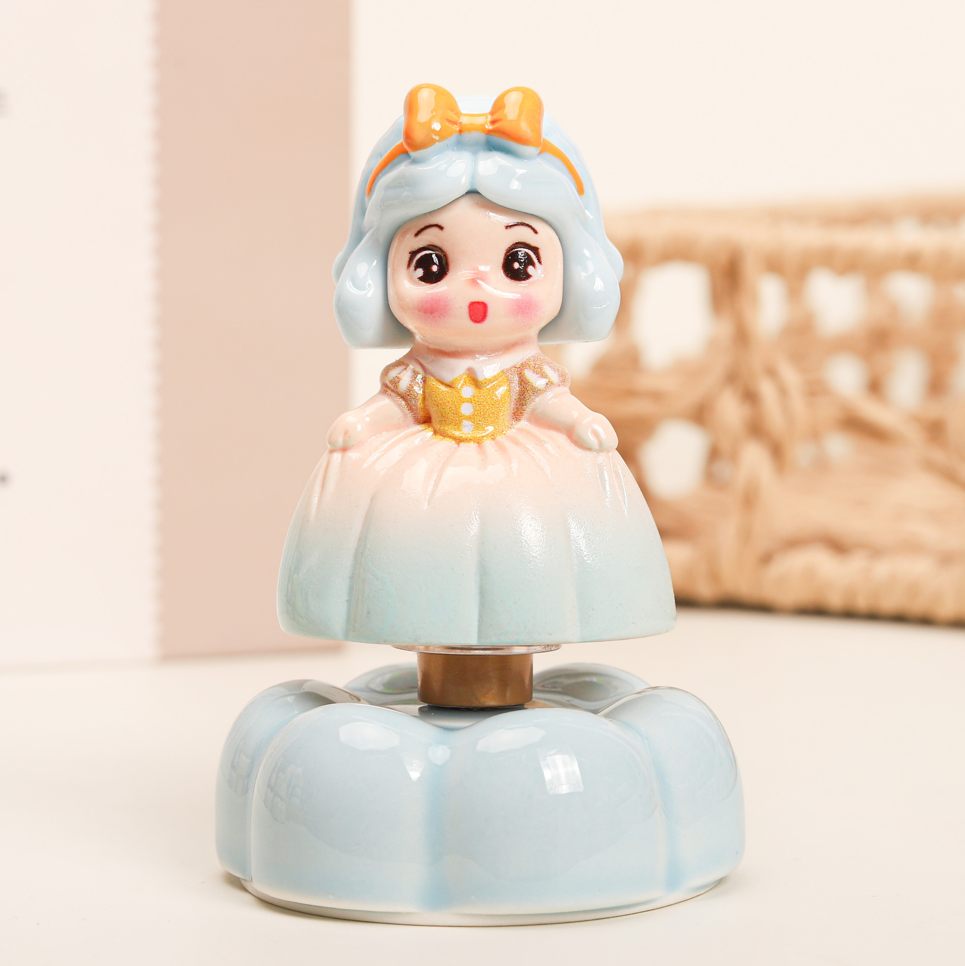 New Snow White Ceramic Rotating Car and Desktop Ornament, Suitable for Gifting, Wholesale