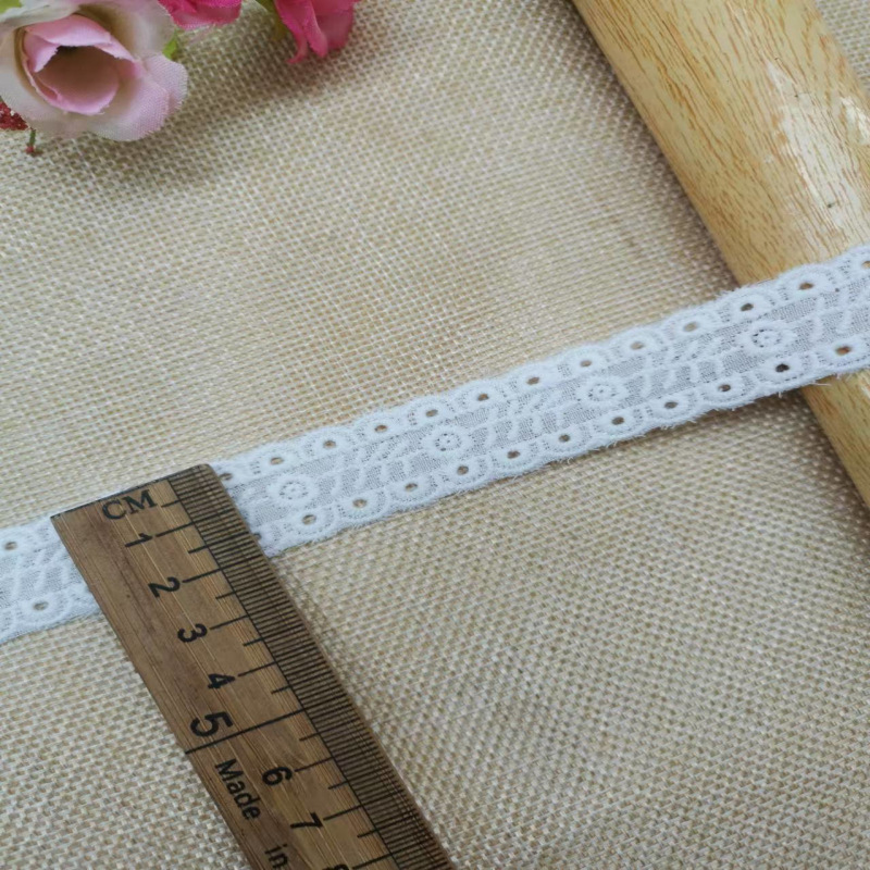 ダブルロックの綿の布のレースの補助材料は透かし彫りの刺繍のレースのファッション的な流行のスカートの服のウェディングドレスの補助材料です。