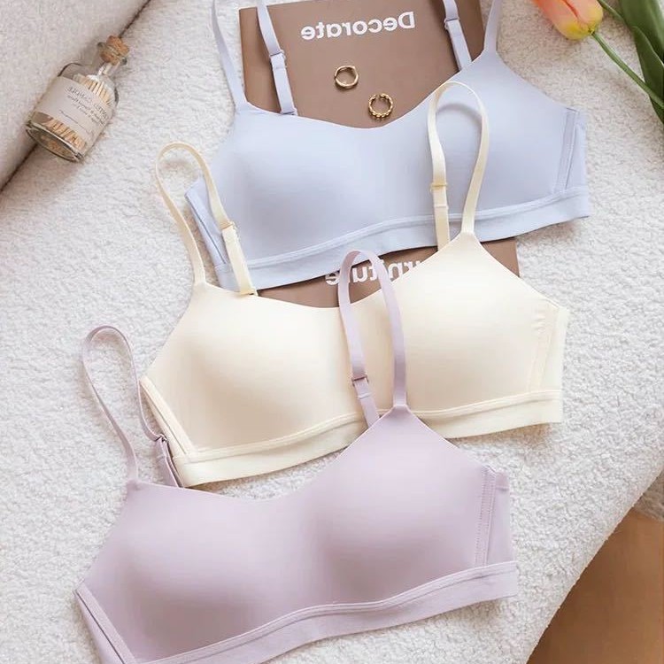 Los pechos pequeños de encaje francés muestran ropa interior de niña grande y pura