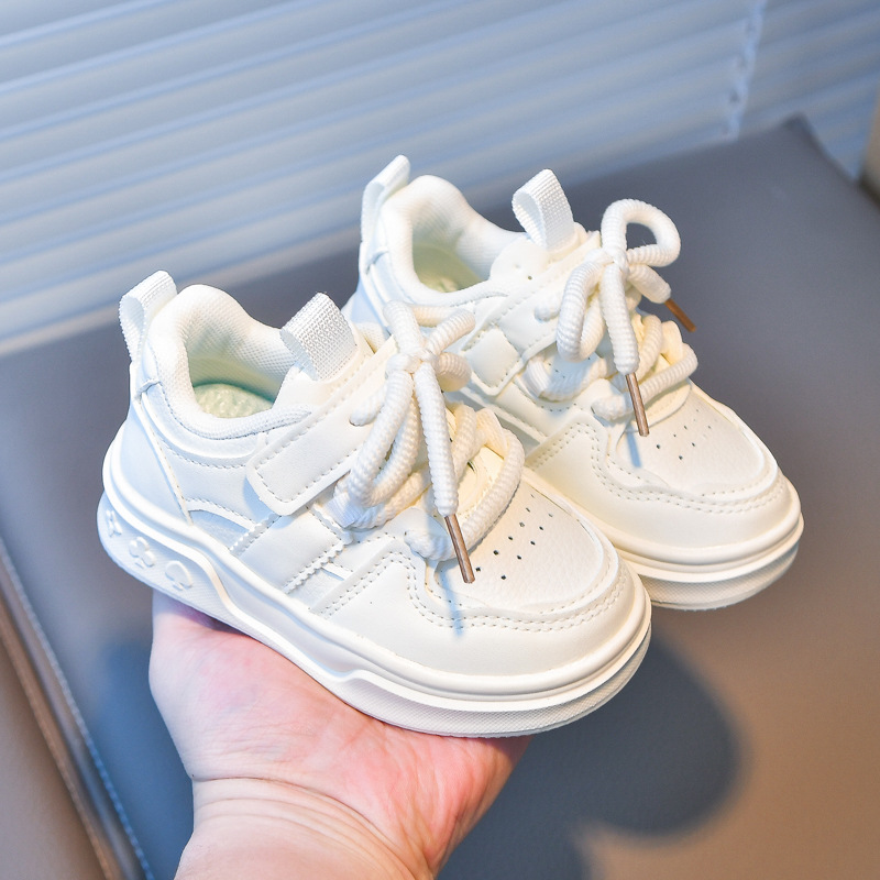 Hombres y niñas zapatos de skate para niños 2025 nuevos zapatos blancos de cuero coreanos con suela suave versátiles zapatos deportivos para niños al por mayor