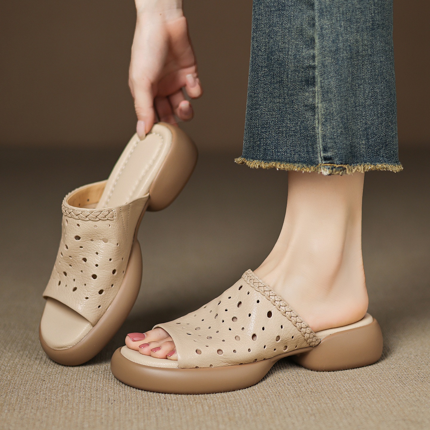 Dép sandal nữ quai chữ V đế dày da cừu mềm đi biển — đen