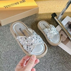 女の子の洋気はスリッパを履いています。