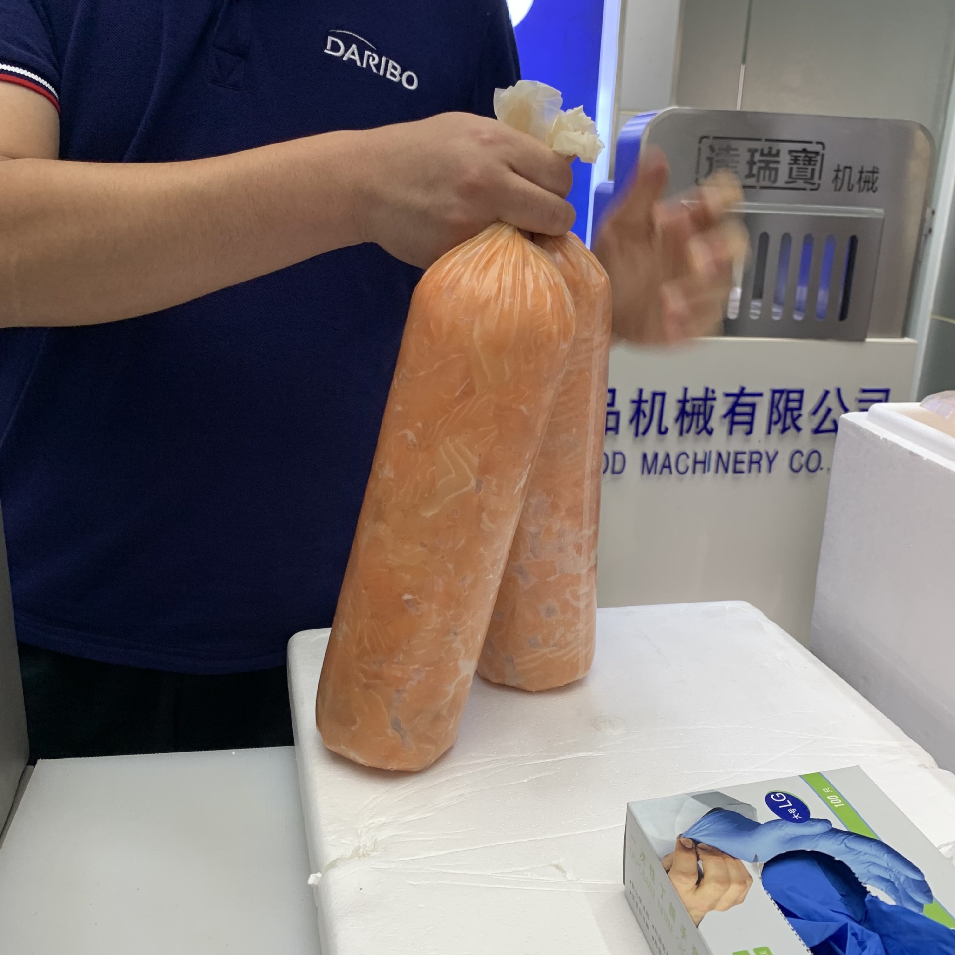 *肉制品厂用乌鸡卷填充装袋设备 大型牛肉卷羊肉卷组合灌装机