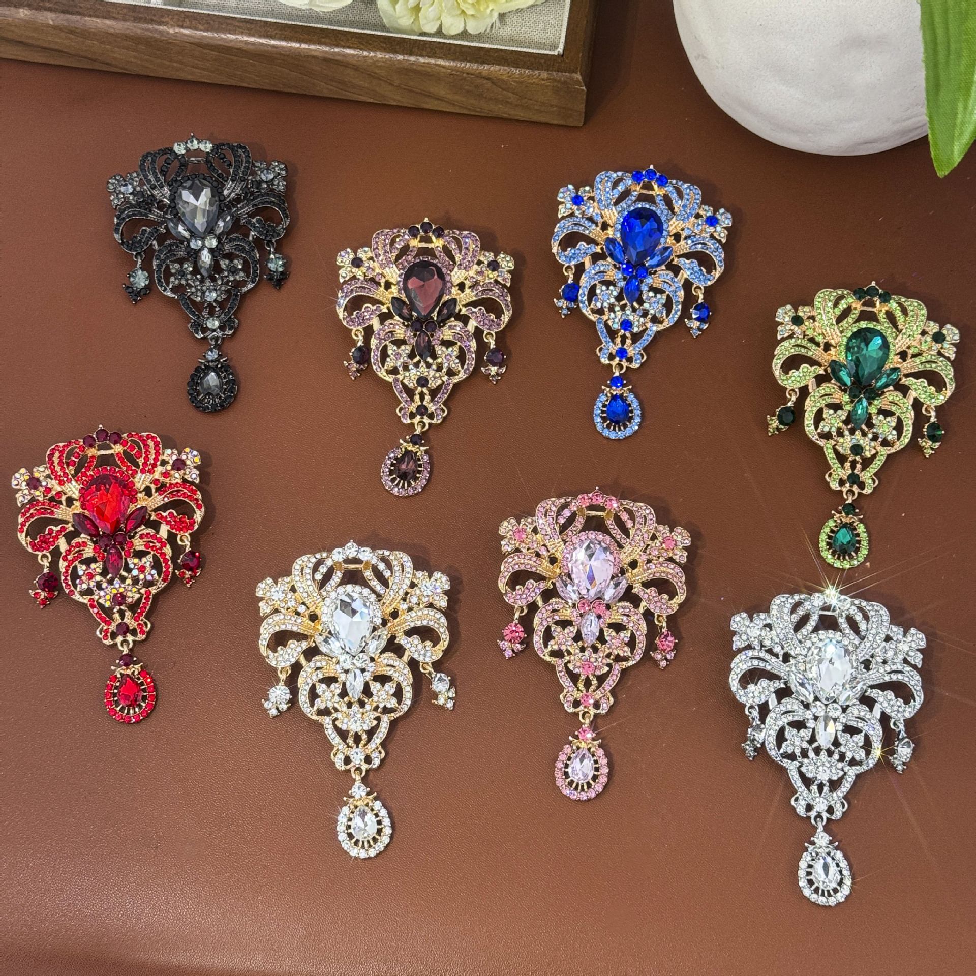 High-End Luxurious Light Luxury Palace Pendant Large Glass Brooch Fashion Elegant Women's Clothing Brooch Accessory Pin