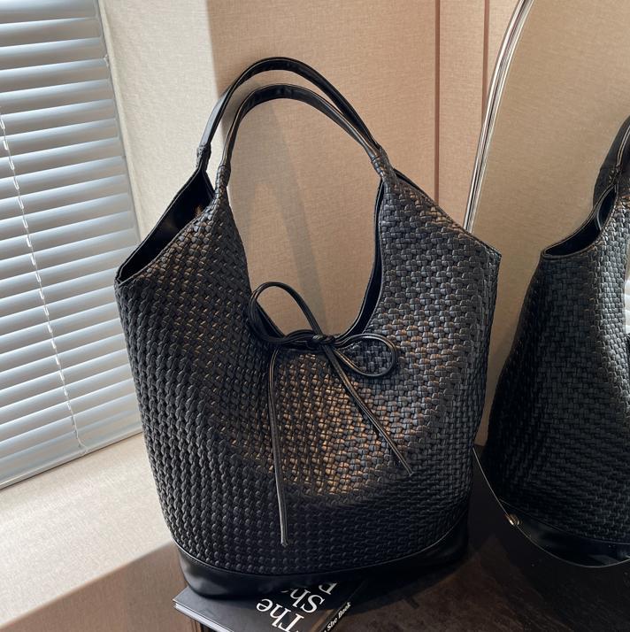 Bolsa de brazo coreana para mujeres 2024 nueva bolsa de hombro de gran capacidad versátil otoño y invierno bolsa de viaje super caliente