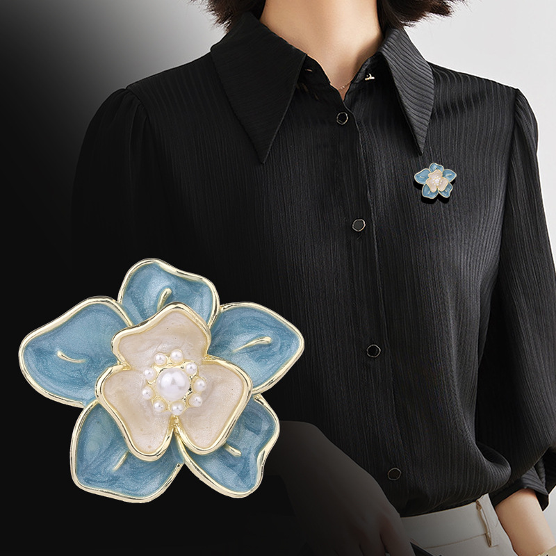 Klassischer All-Match-Anstecker mit Kamelien-Perlen für Damen, elegante kleine Brosche im Duftstil, hochwertige Anzug-Pullover-Anstecknadel_voghion.com
