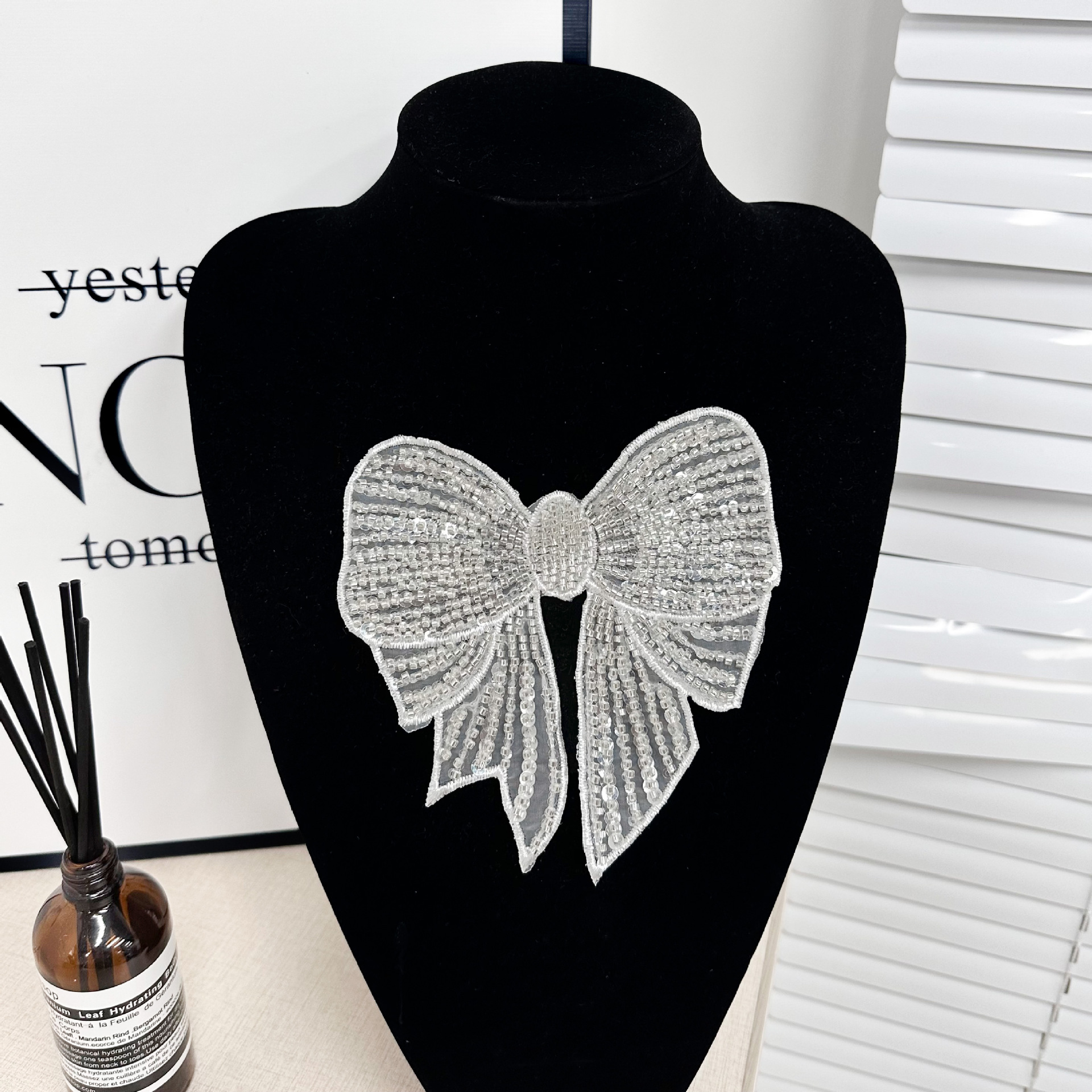 现货批发白色蝴蝶结刺绣珠管亮片新款女缝纫服装鞋帽包包装饰布贴