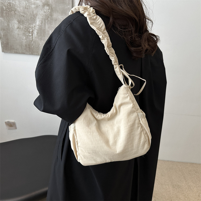 Bolso pequeño casual ligero y versátil para mujer 2024 nuevo bolso bandolera de tela de nailon super fuego plisado bolso de axila de un solo hombro