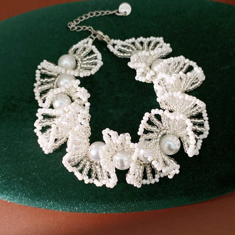Collar de perlas de encaje redondo lujo ligero nicho collar de perlas estilo retrógrado conjunto de joyería al por mayor