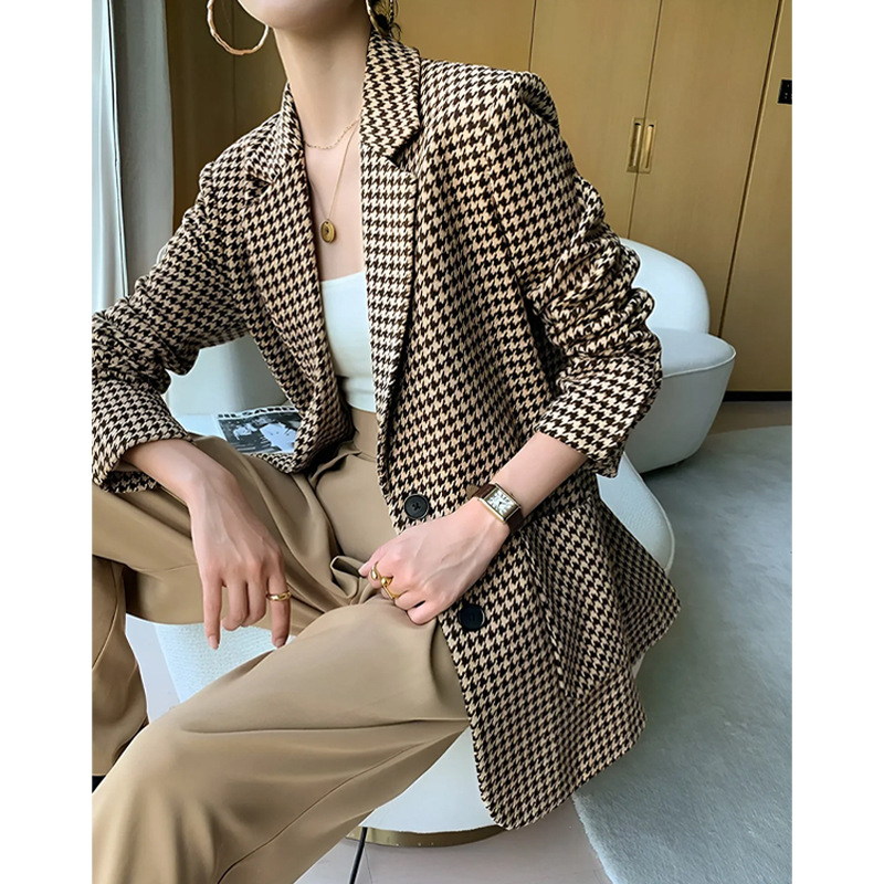 Fashionable classic elegant small suit