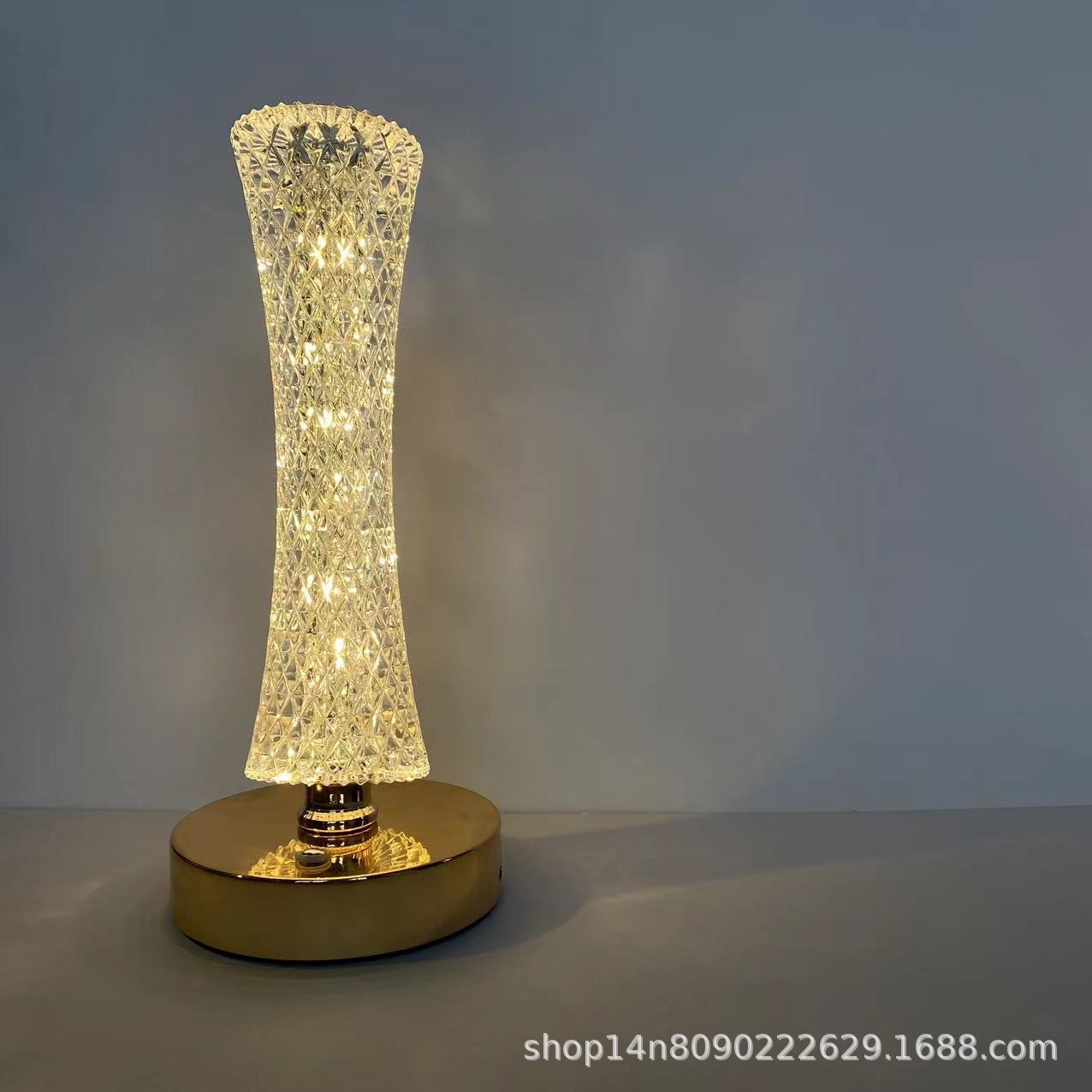 공장 직접 공급 가벼운 럭셔리 간단한 캔톤 타워 작은 남자 허리 침실 데스크탑 테이블 램프 장식 생일 크리스마스 선물