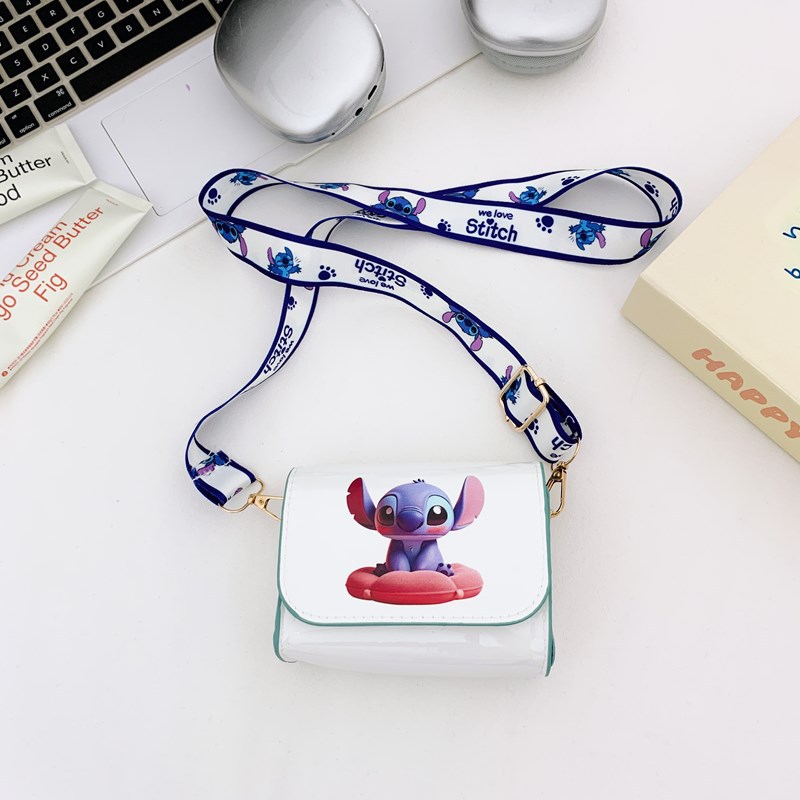 빨간색 쿠션을 가진 흰색 스티치