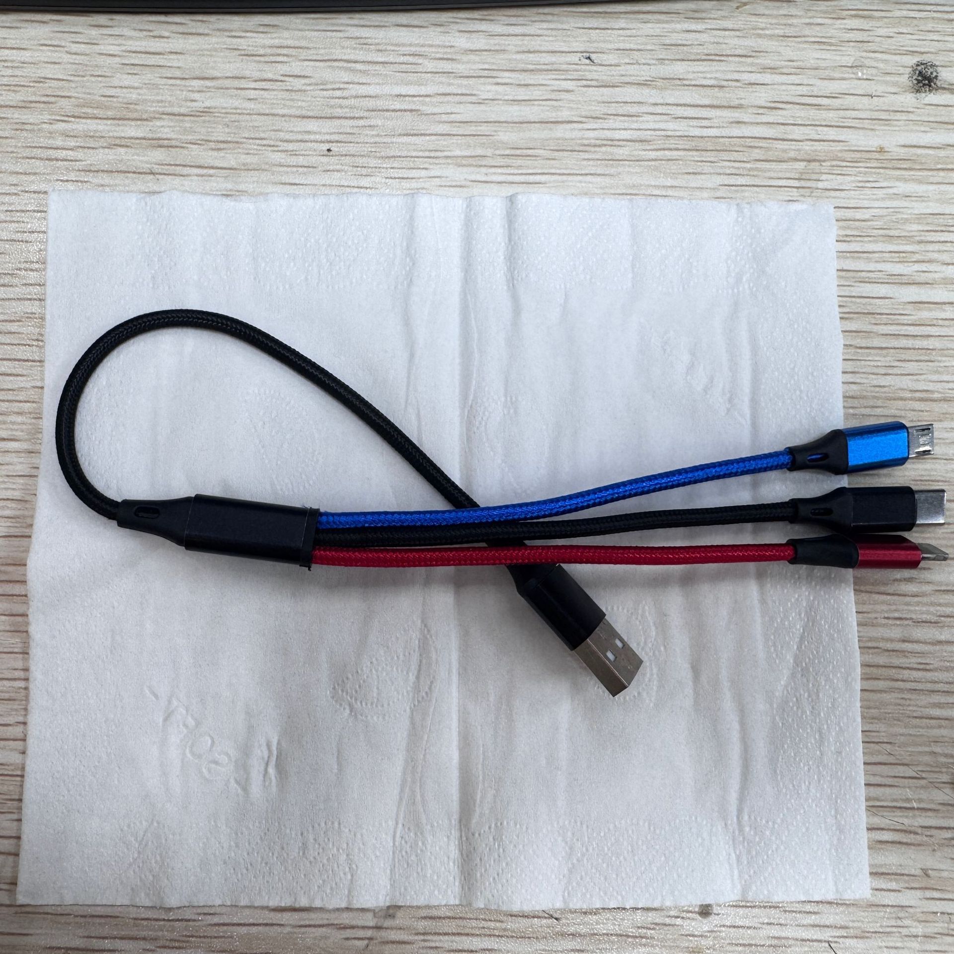 Cable de carga de teléfono móvil tres en uno tejido de nailon de fábrica para el cable de datos uno a tres de Apple tipo Android