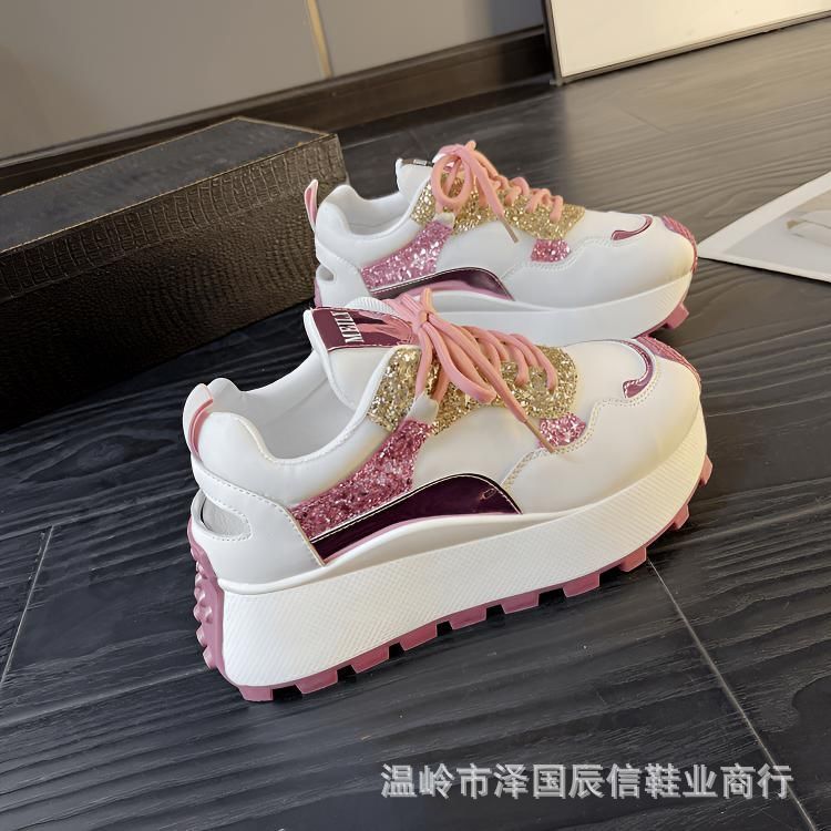 Sapatos de papai femininos aumentam, pequenos sapatos brancos vazados verão 2025 novos esportes casuais, calçados femininos de sola grossa