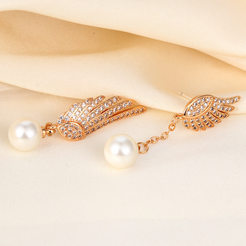 Explosión de sonido de vibración asimétrica alas perlas perlas de moda femenina temperamento elegante amplio aretes de pendientes de bordilla larga