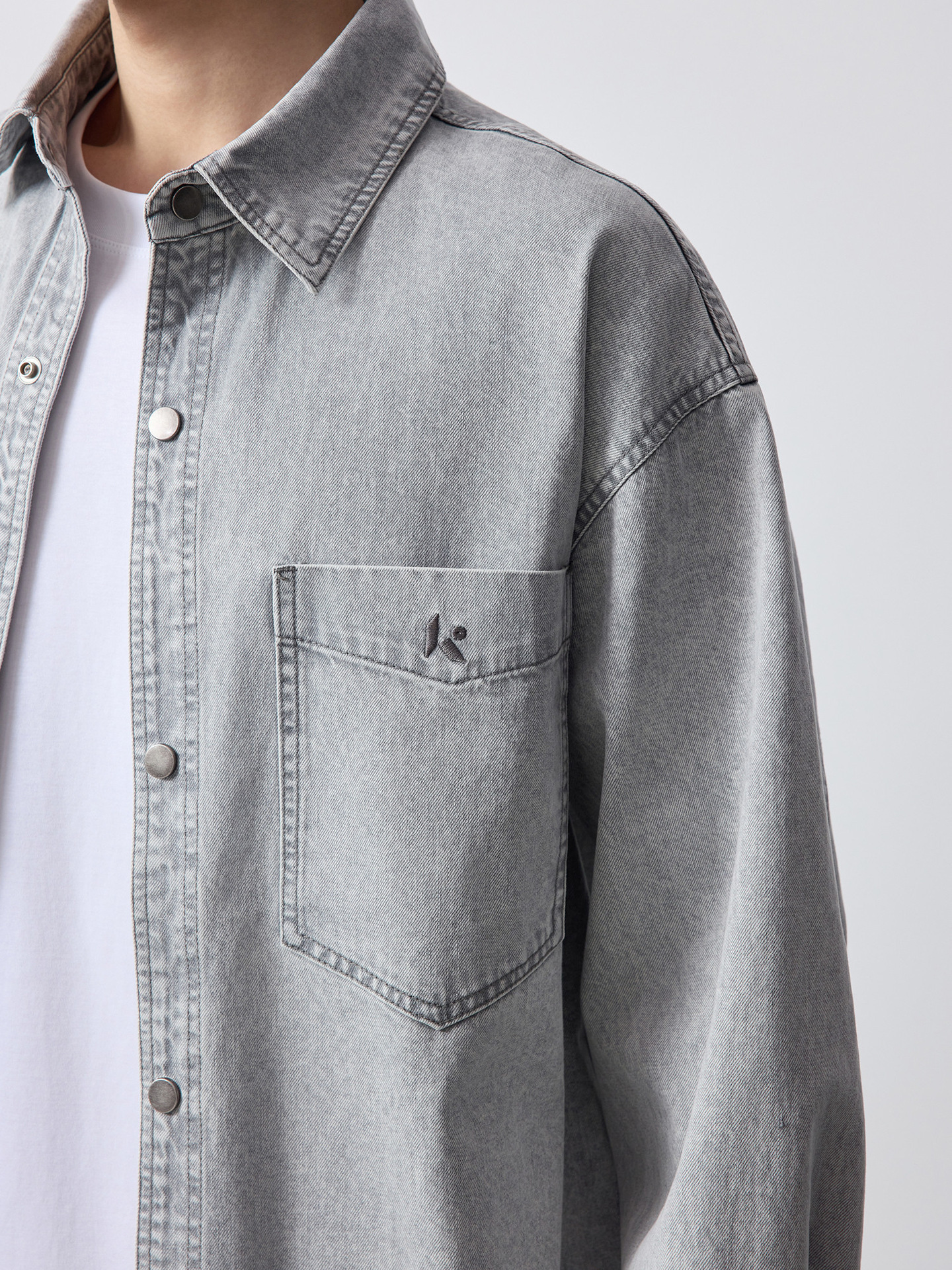 Áo khoác denim nam phong cách Mỹ, thêu họa tiết, kiểu dáng cổ điển — màu xanh nhạt