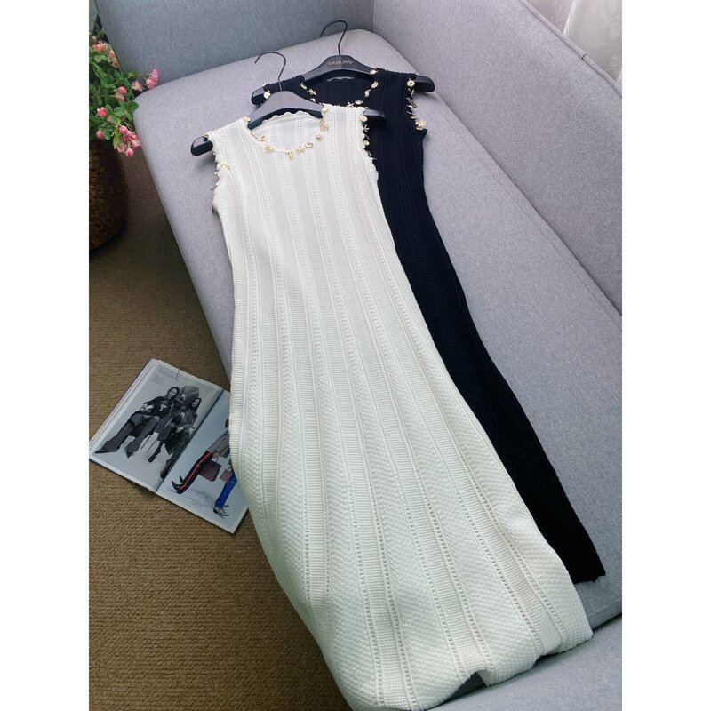 French Elegance~2-Color Ocean-Style Pendant-Decorated Sleeveless Knit Dress with a Slim Waist and Mid-Length Design